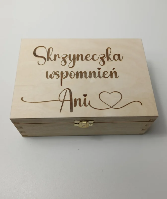 DREWNIANA SKRZYNKA Z GRAWEREM - Skrzyneczka wspomnień "imię" - PREZENT, SZKATUŁKA, PUDEŁKO WSPOMNIEŃ - M132