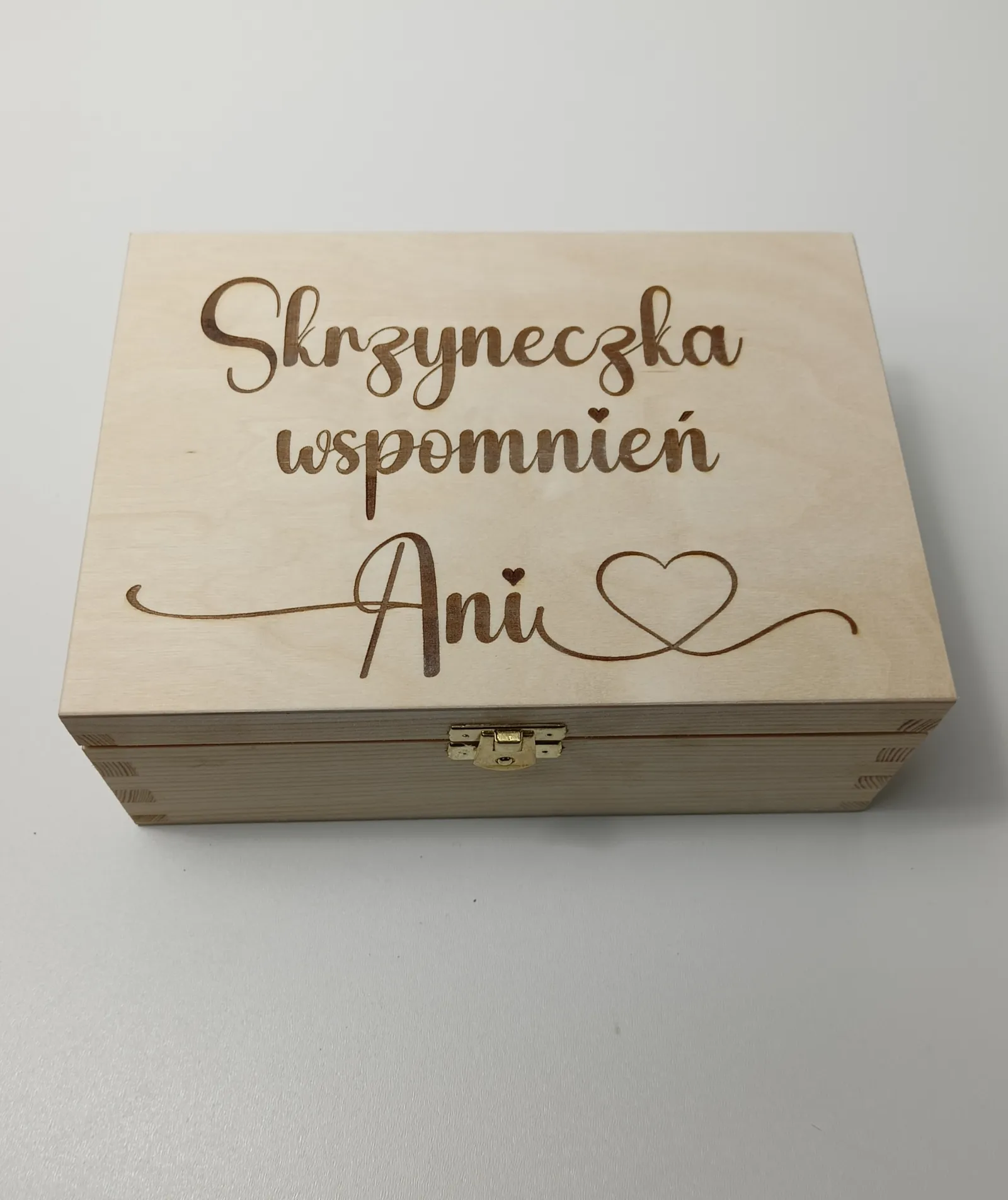 DREWNIANA SKRZYNKA Z GRAWEREM - Skrzyneczka wspomnień "imię" - PREZENT, SZKATUŁKA, PUDEŁKO WSPOMNIEŃ - M132