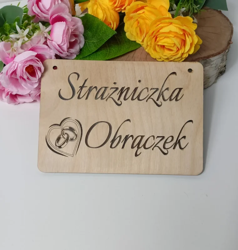 DREWNIANA TABLICZKA Z NAPISEM "STRAŻNICZKA OBRĄCZEK" DLA DZIEWCZYNKI, DEKORACJA ŚLUBNA BOHO - M136