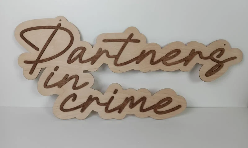 DEKORACJA ŚCIANKI NAPIS "Partners in crime" DEKORACJE ŚLUBNE BOHO, DREWNIANA DEKORACJA SALI WESELNEJ - M141