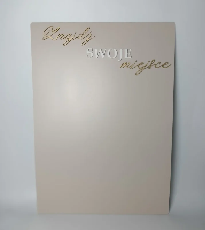 PLAN STOŁÓW CAPPUCCINO + ZŁOTE I BIAŁE NAPISY ZNAJDŹ SWOJE MIEJSCE - DEKORACJE WESELNE GLAMOUR BEŻ ZŁOTO - M210