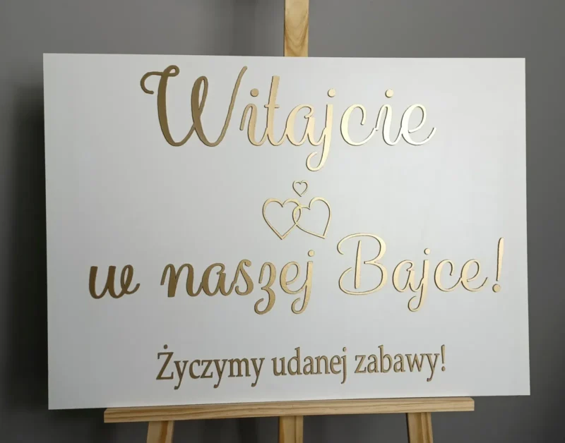 TABLICA POWITALNA WITAJCIE W NASZEJ BAJCE! Życzymy udanej zabawy! - DEKORACJA ŚLUBNA ZŁOTE LITERY 70X50 CM - M220
