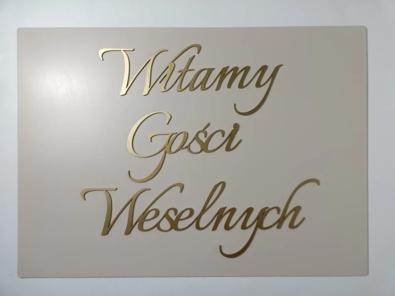BEŻOWA TABLICA POWITALNA ZŁOTE NAPISY "WITAMY GOŚCI WESELNYCH" DEKORACJE WESELNE KOLOR CAPPUCCINO - M244