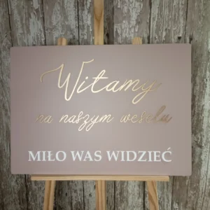 TABLICA POWITALNA NA WESELE 70X50 CM KOLOR CAPPUCCINO + ZŁOTE I BIAŁE NAPISY – M209