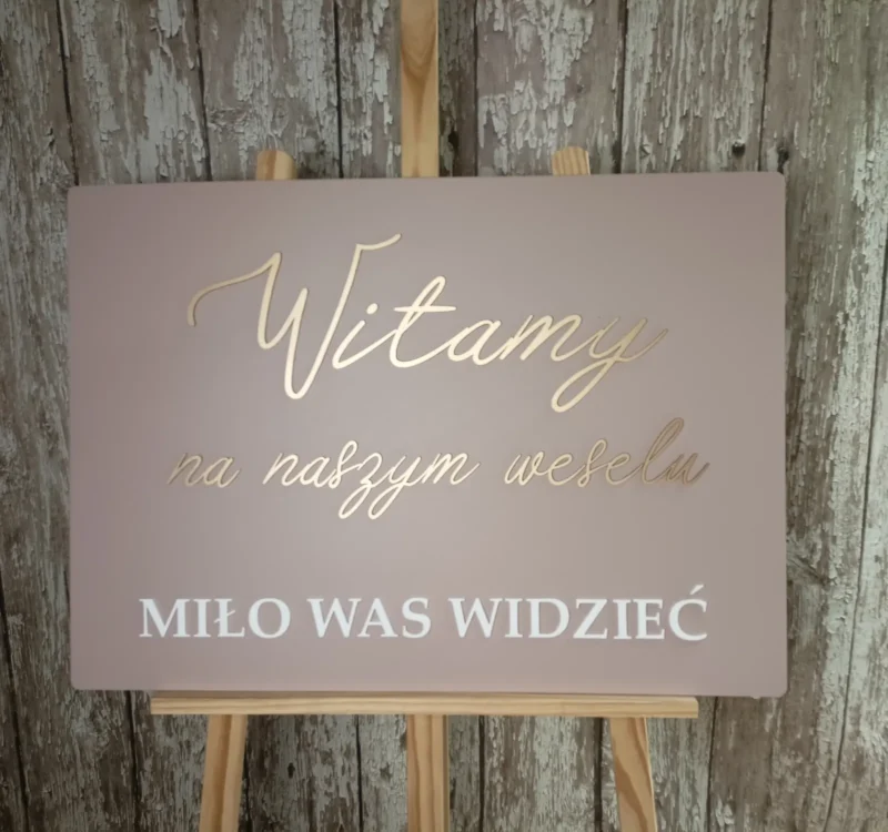 TABLICA POWITALNA NA WESELE 70X50 CM KOLOR CAPPUCCINO + ZŁOTE I BIAŁE NAPISY – M209