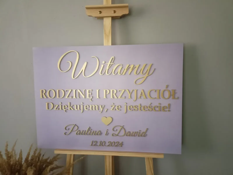 PERSONALIZOWANA TABLICA POWITALNA FIOLET "WITAMY RODZINĘ I PRZYJACIÓŁ + WASZE IMIONA I DATA" ZŁOTE NAPISY - DEKORACJE WESELNE - M259