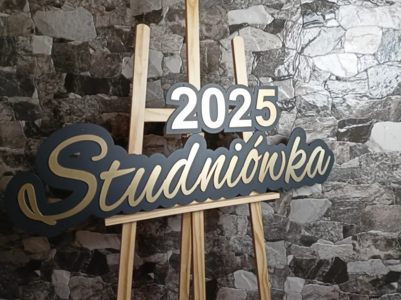 DUŻY NAPIS NA ŚCIANKĘ "Studniówka+rok" CZARNO-ZŁOTY - DEKORACJA ŚCIANKI BALONOWEJ, DEKORACJE NA STUDNIÓWKĘ - M302