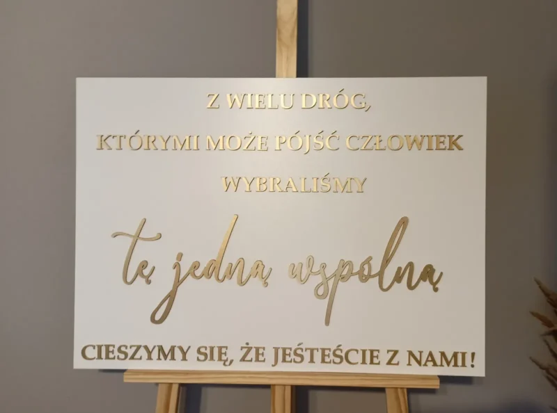 TABLICA POWITALNA "Z WIELU DRÓG, KTÓRYMI MOŻE PÓJŚĆ CZŁOWIEK..." ZŁOTE NAPISY - DEKORACJE WESELNE - M316