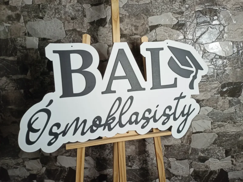 DUŻY NAPIS NA ŚCIANKĘ BAL ÓSMOKLASISTY Z CZAPKĄ ABSOLWENTA BIRET - DEKORACJA NA KOMERS, BAL ABSOLWENTÓW, BAL ÓSMOKLASISTY, BAL 8 KLAS - M331