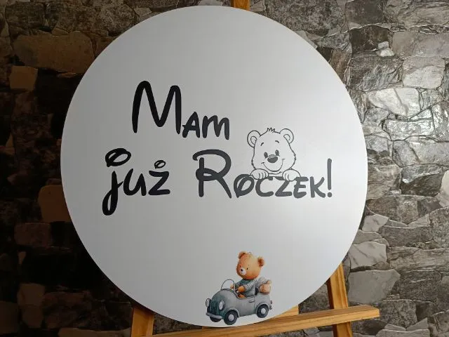 NAKLEJKA MAM JUŻ ROCZEK Z MISIEM I STOPKAMI - NAKLEJKA NAPIS NA TABLICĘ POWITALNĄ LUB ŚCIANKĘ - NA002 - obrazek 3