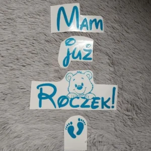 NAKLEJKA MAM JUŻ ROCZEK Z MISIEM I STOPKAMI - NAKLEJKA NAPIS NA TABLICĘ POWITALNĄ LUB ŚCIANKĘ - NA002
