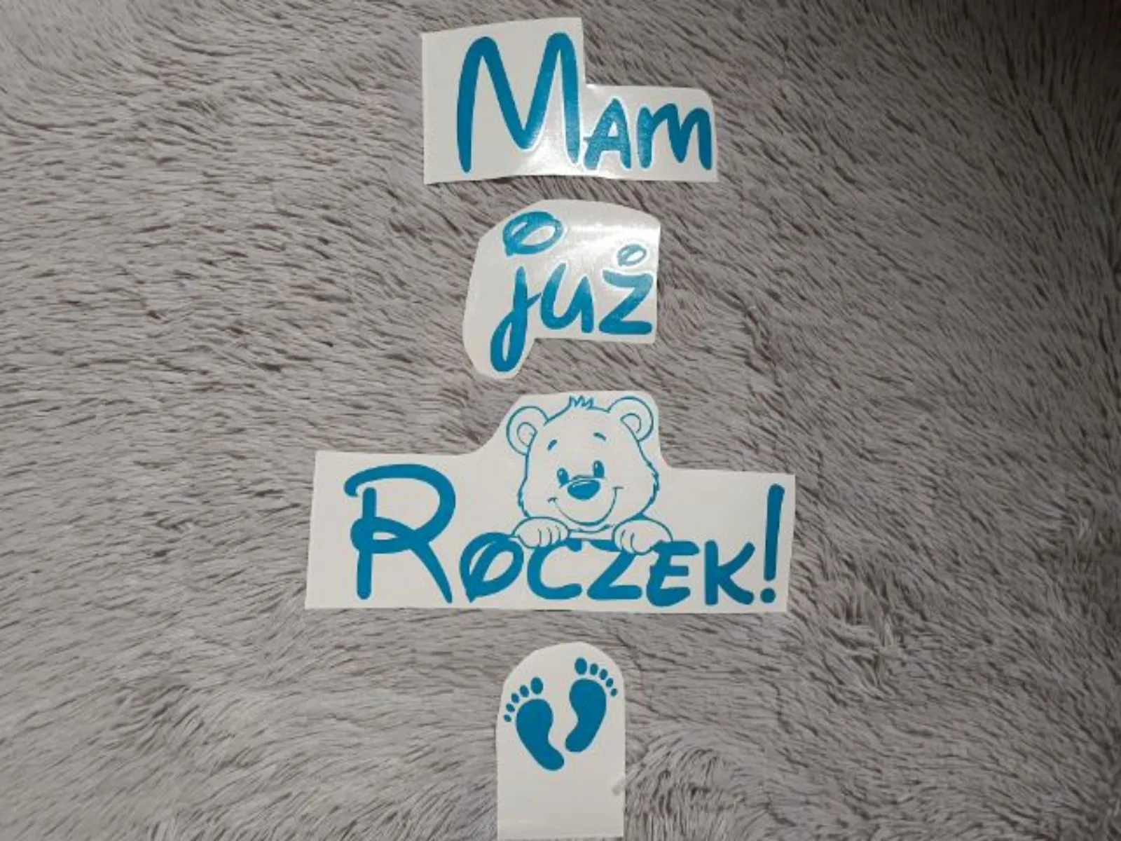 NAKLEJKA MAM JUŻ ROCZEK Z MISIEM I STOPKAMI - NAKLEJKA NAPIS NA TABLICĘ POWITALNĄ LUB ŚCIANKĘ - NA002