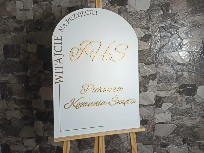 DUŻA TABLICA KOMUNIJNA POWITALNA Z IMIENIEM 70x50 cm ZŁOTE NAPISY PIERWSZA KOMUNIA ŚWIĘTA DEKORACJA SALI – M419